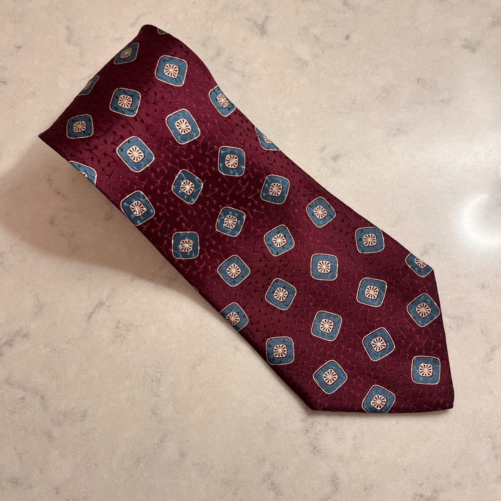 VTG Giorgio Armani Cravatte Burgundy Patterned Tie 100% silk vintage - Picture 2 of 7